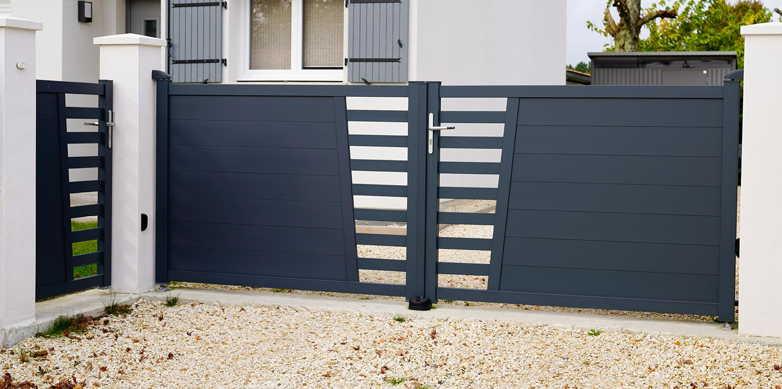 portail et porte en aluminium gris foncé moderne à l'extérieur de la maison de banlieue
