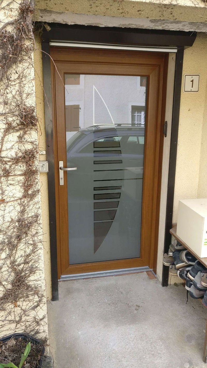 Porte en armature bois et vitre au milieu