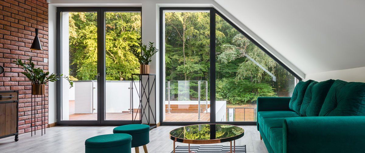 Porte-fenêtre noire dans une maison très design