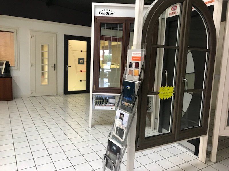 Showroom avec fenêtre et porte sur mesure