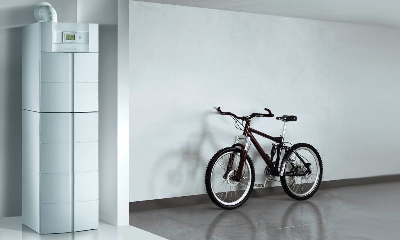 Dans un espace intérieur épuré et minimaliste aux murs blancs, un imposant système de chauffage blanc se dresse à côté d'un vélo.