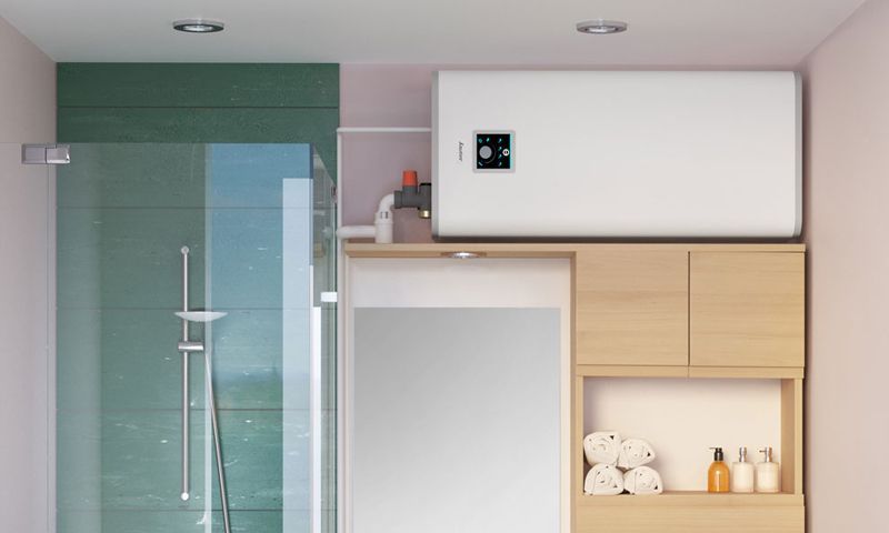 Un chauffe-eau blanc horizontal est posé sur une étagère en bois au-dessus d'un meuble de salle de bains, à côté d'une douche à parois de verre.