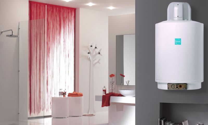 Un chauffe-eau électrique blanc fixé sur un mur gris foncé dans une salle de bains moderne, avec un rideau rouge en arrière-plan.