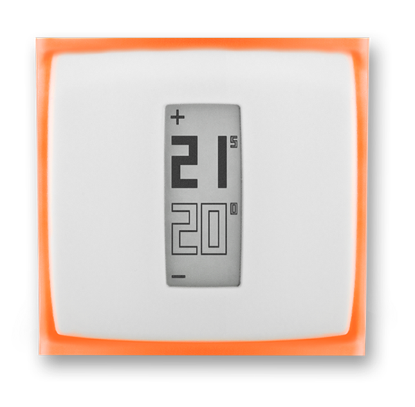 Un thermostat numérique carré et blanc avec une bordure orange, affichant une température de consigne de 21 et une lecture actuelle de 20.