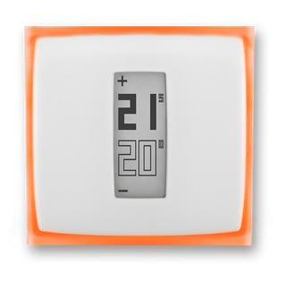 Un thermostat numérique carré à bordure orange, affichant une température cible de 21 et une température ambiante actuelle de 20.
