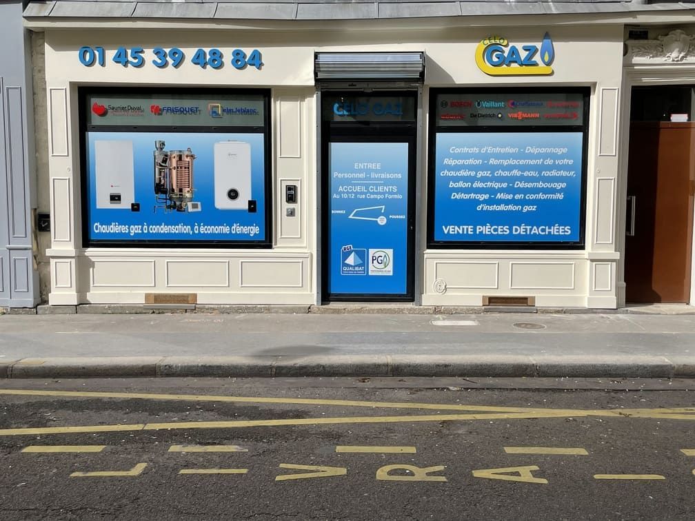 Façade d'une entreprise spécialisée dans la réparation et l'entretien de chaudières à gaz, avec une enseigne bleue et un numéro de téléphone affichés.