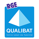 Logo pour QUALIBAT RGE, représentant une pyramide blanche sur un fond carré bleu avec le texte «Votre label de fiabilité».