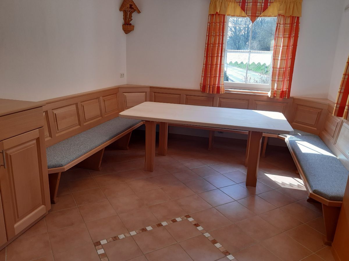 Holzsitzplätze und -tisch