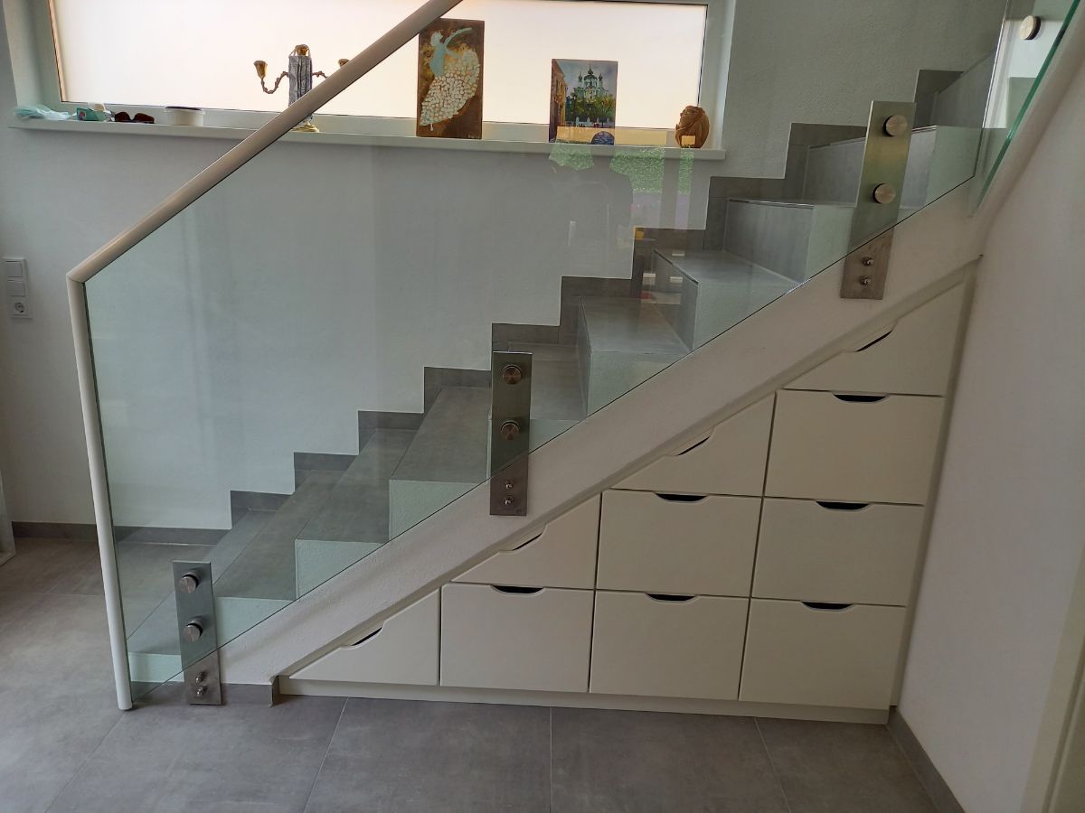 Holztmöbel unter einer Treppe