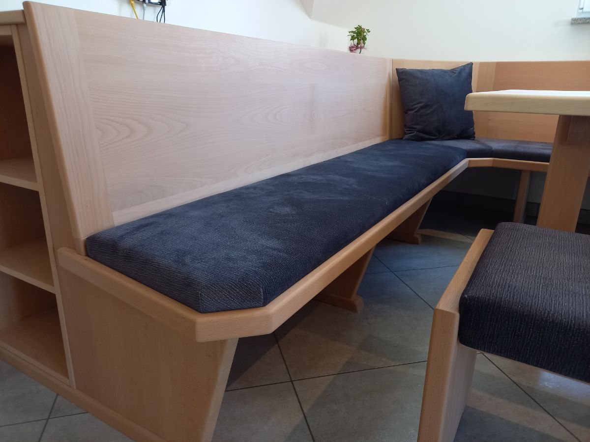 Holzsitzplätze und -tisch