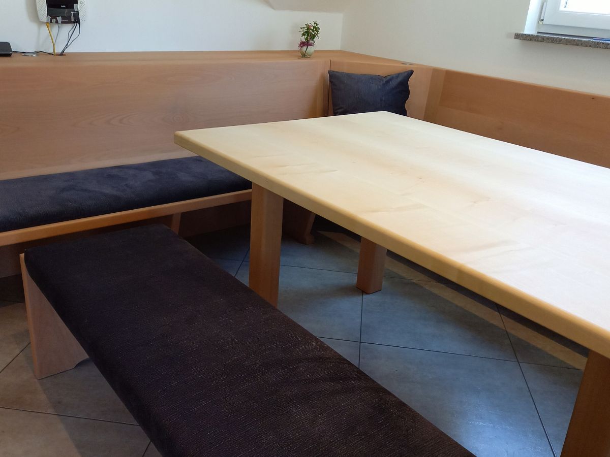 Schreinerarbeiten Holzsitzplätze und -tisch