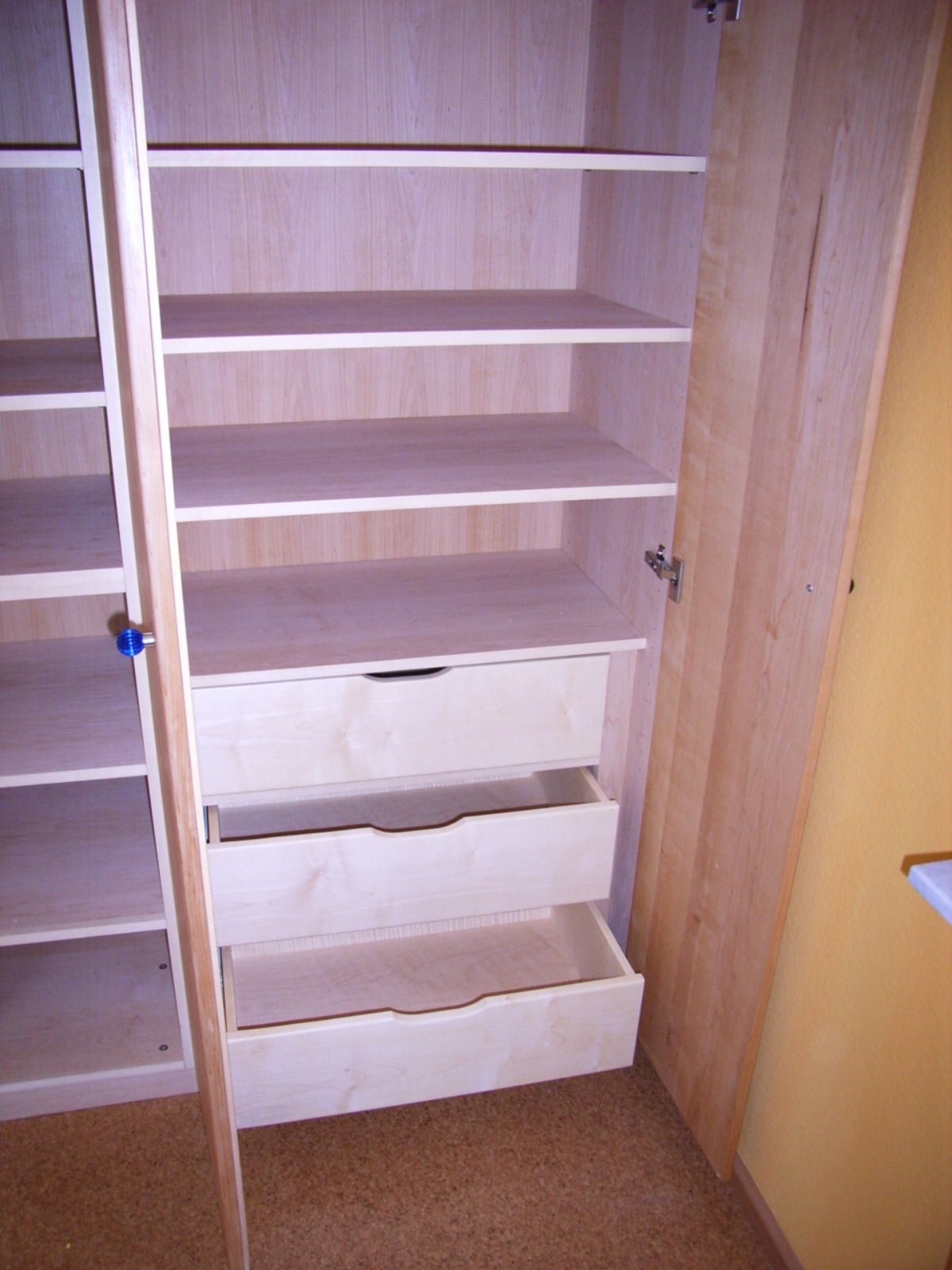 Innen vom Holzschrank