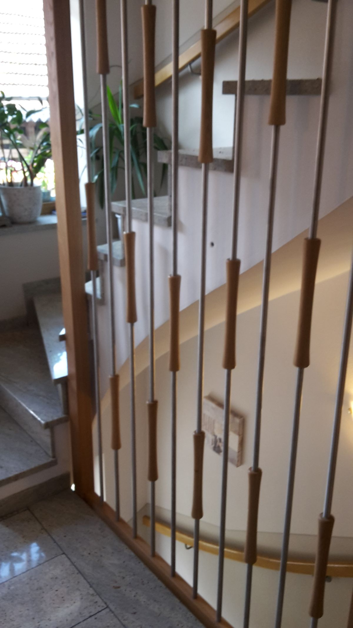 Geländer aus Metal und Holz