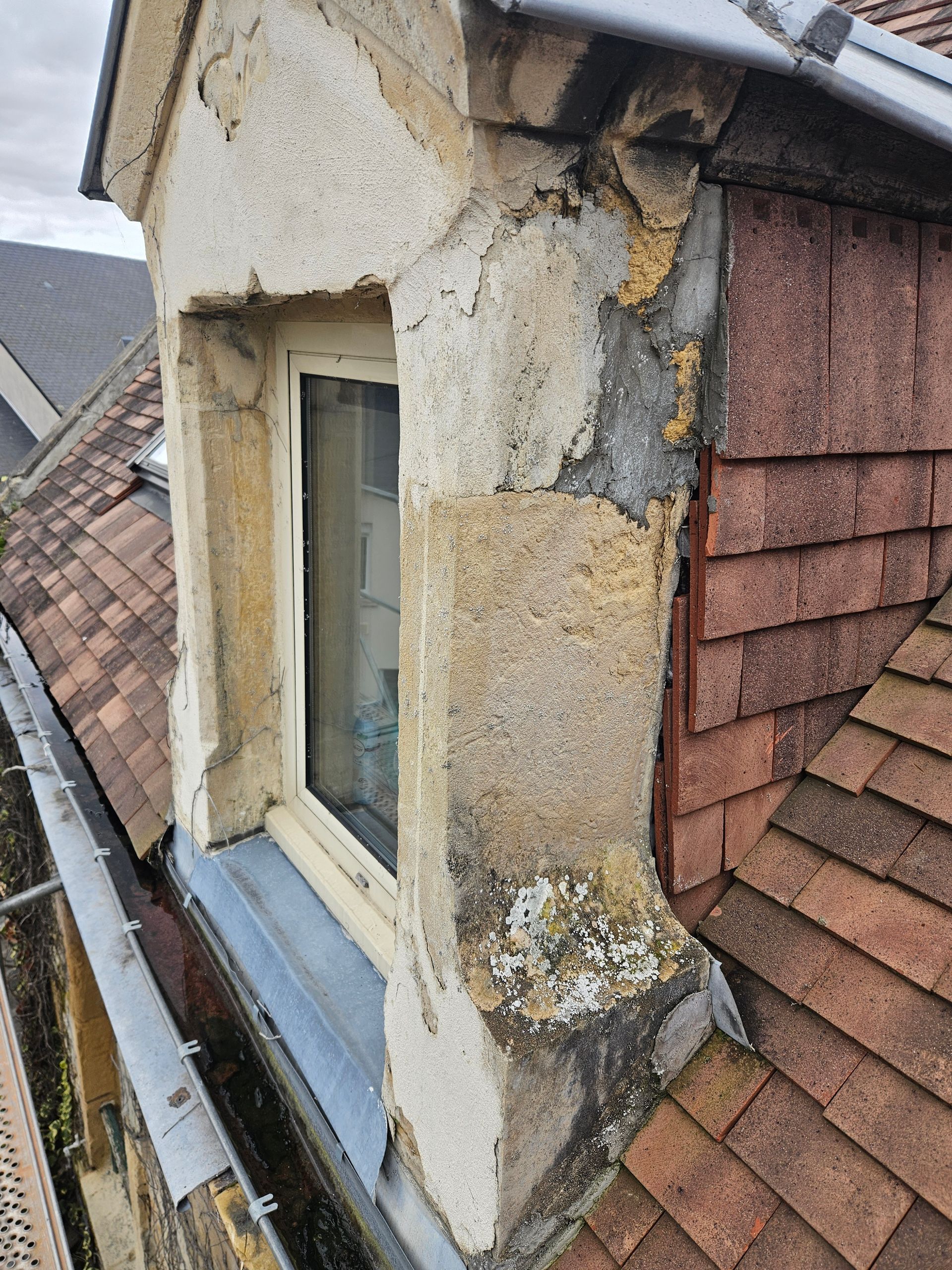 Traces importantes de moisissure sur le contour d'une fenêtre de toit