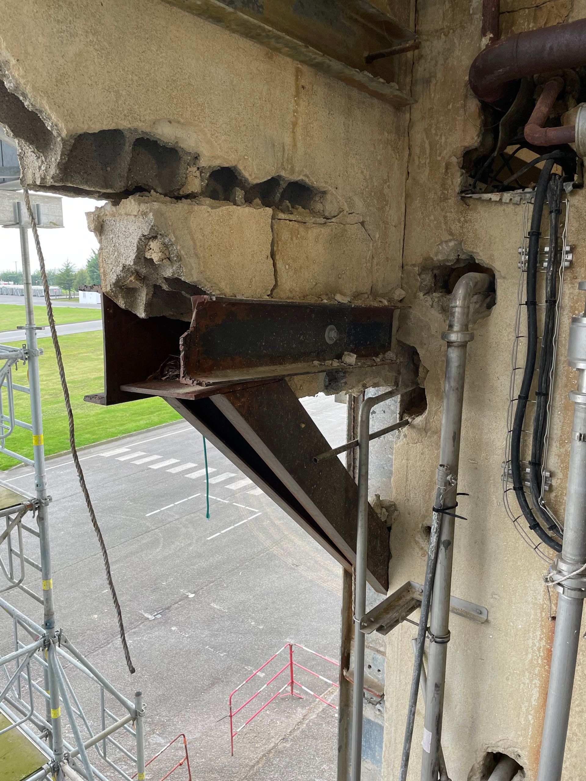 Linteau de porte endommagé qui présente une fissure