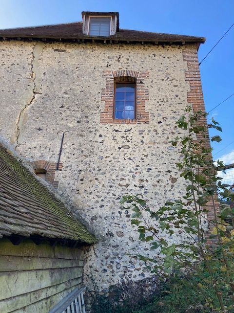 Fente présente entre des parpaings