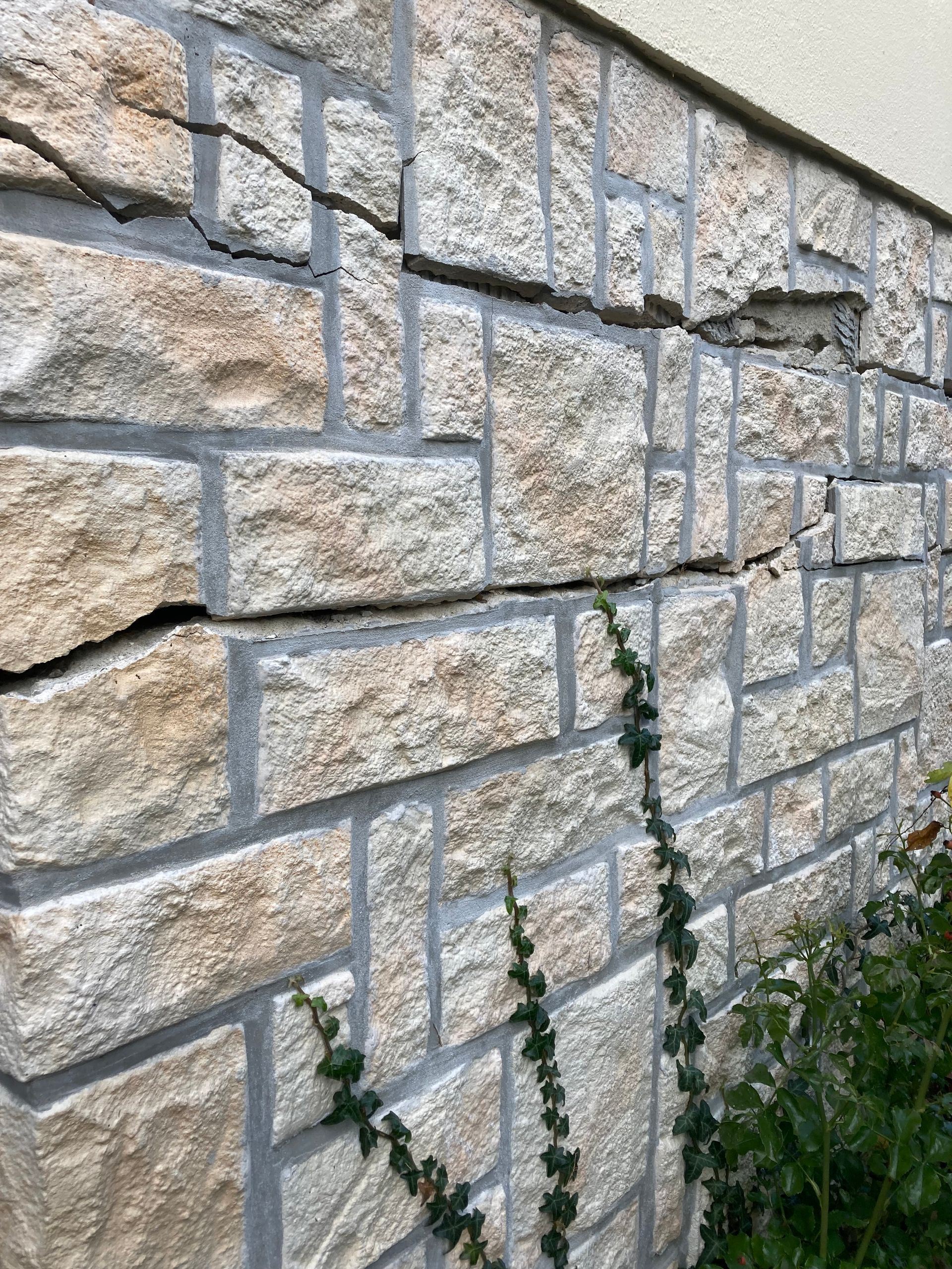 Fissure dans le revêtement extérieur d'une maison