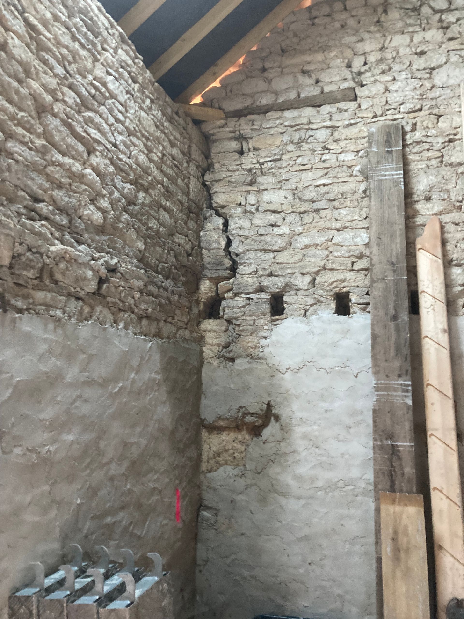 Crevasse visible dans le coin intérieur d'un vieux bâtiment