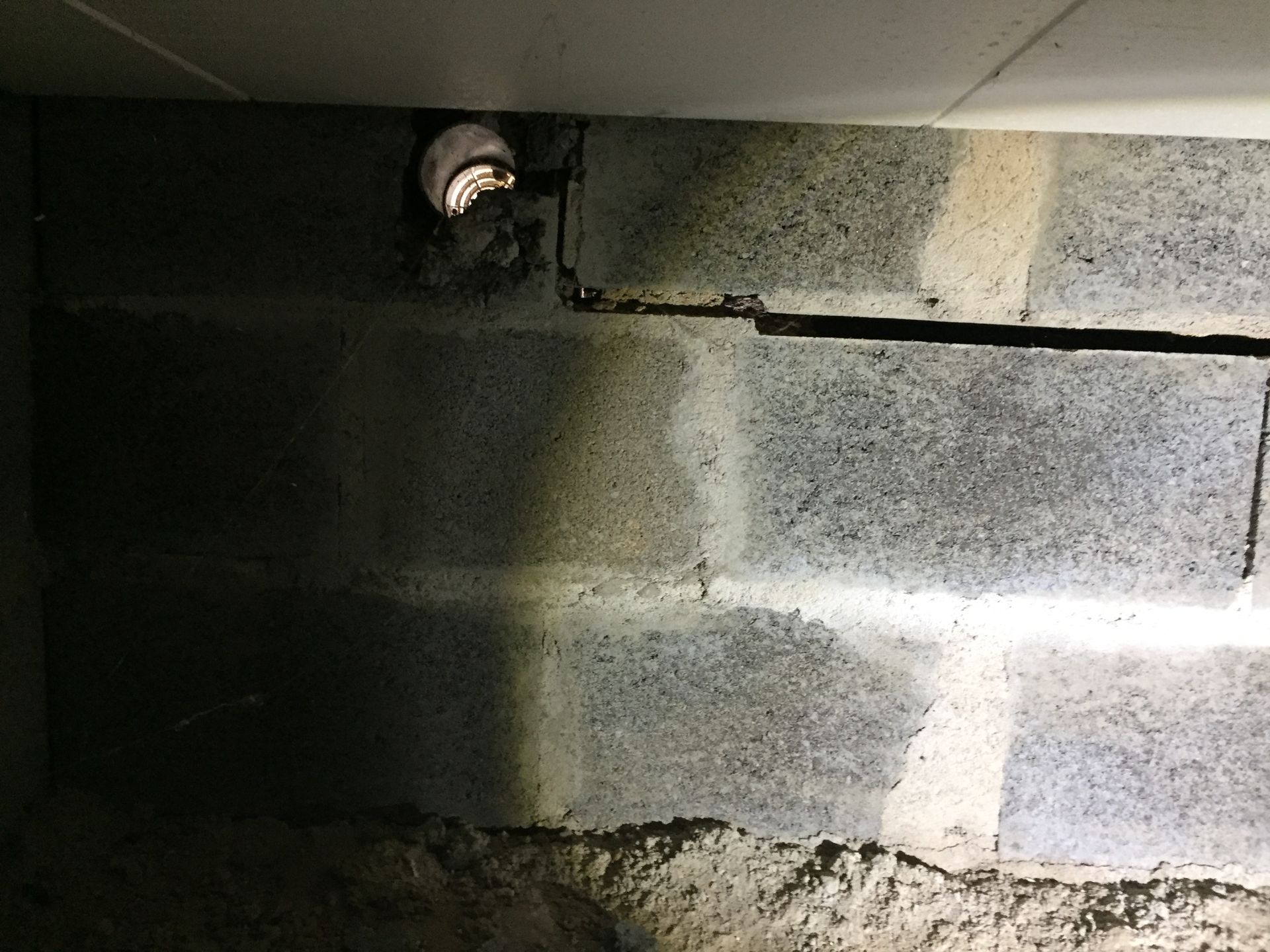 Fente présente entre des parpaings