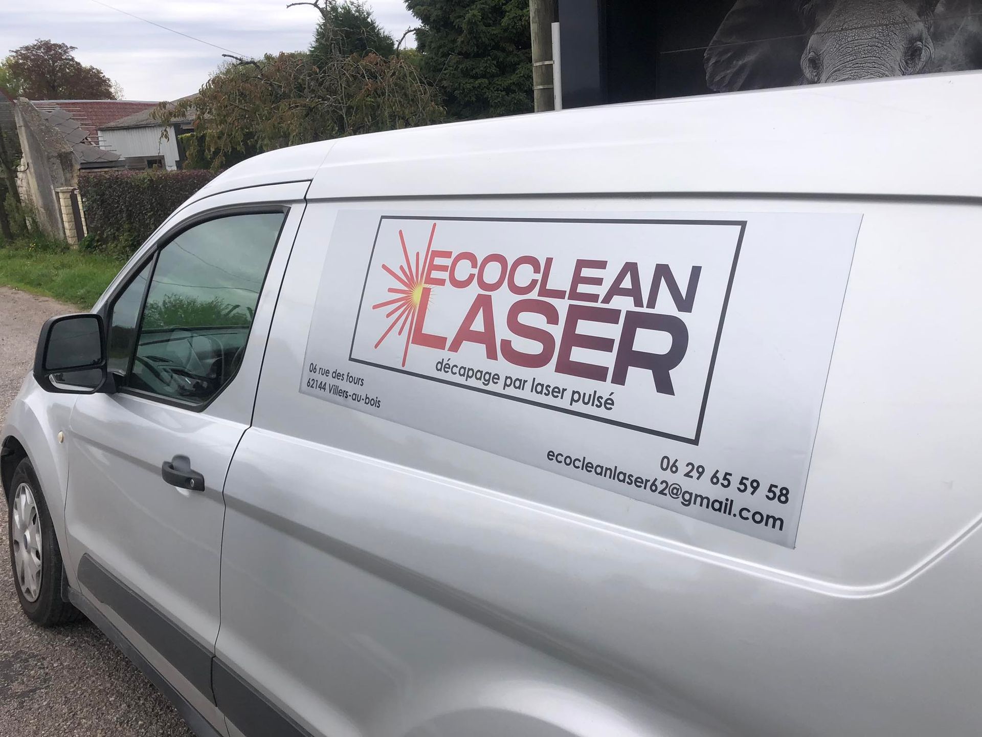 La camionnette grise d'Eco Clean Laser.
