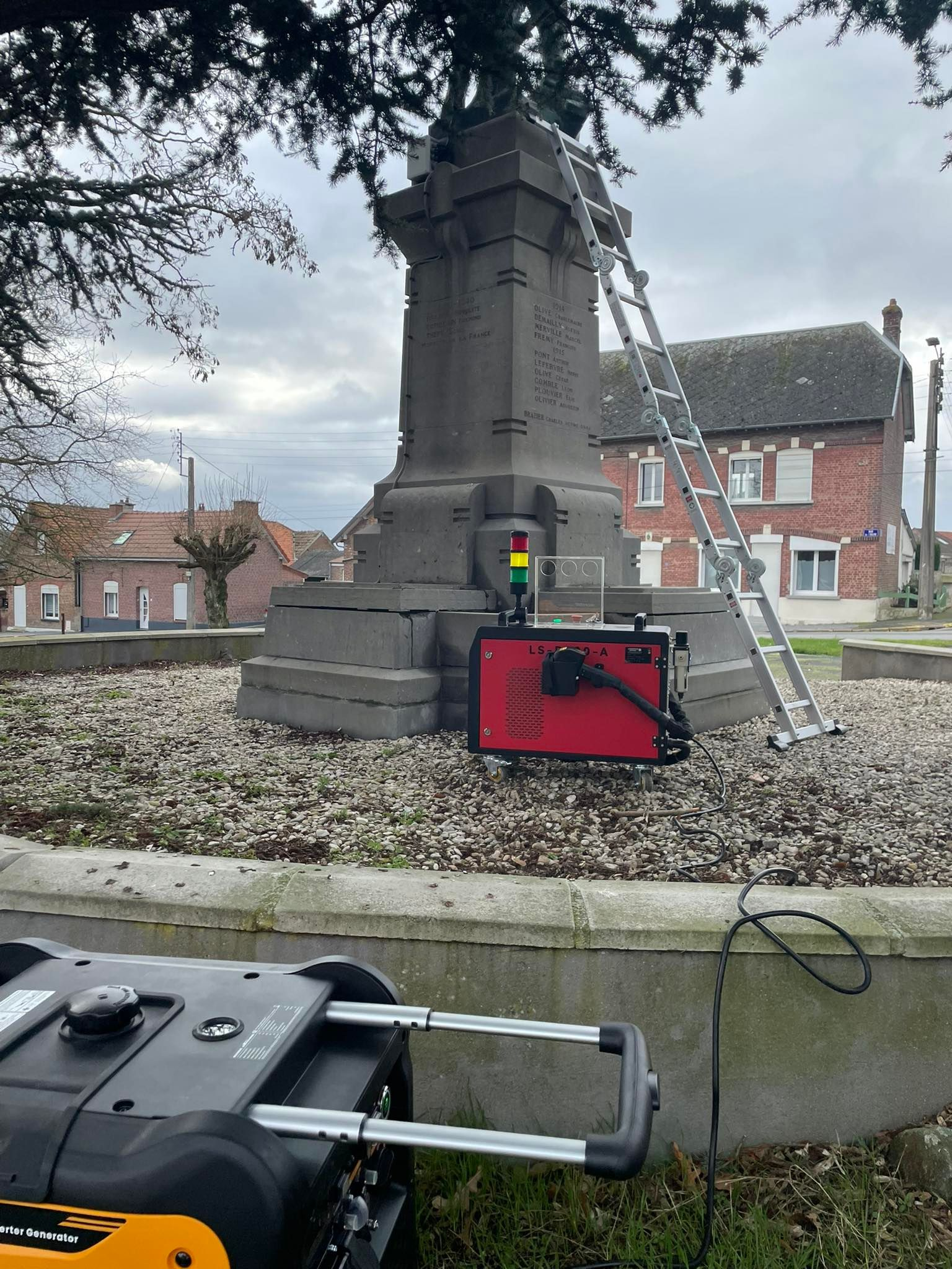 Mémorial avec équipement, échelle. Le laser décapant est posé à côté.