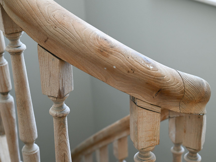 Une rambarde d'escalier en bois.