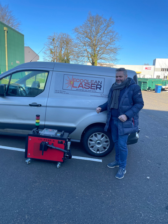 Le patron d'Eco Clean Laser à côté de sa camionnette.