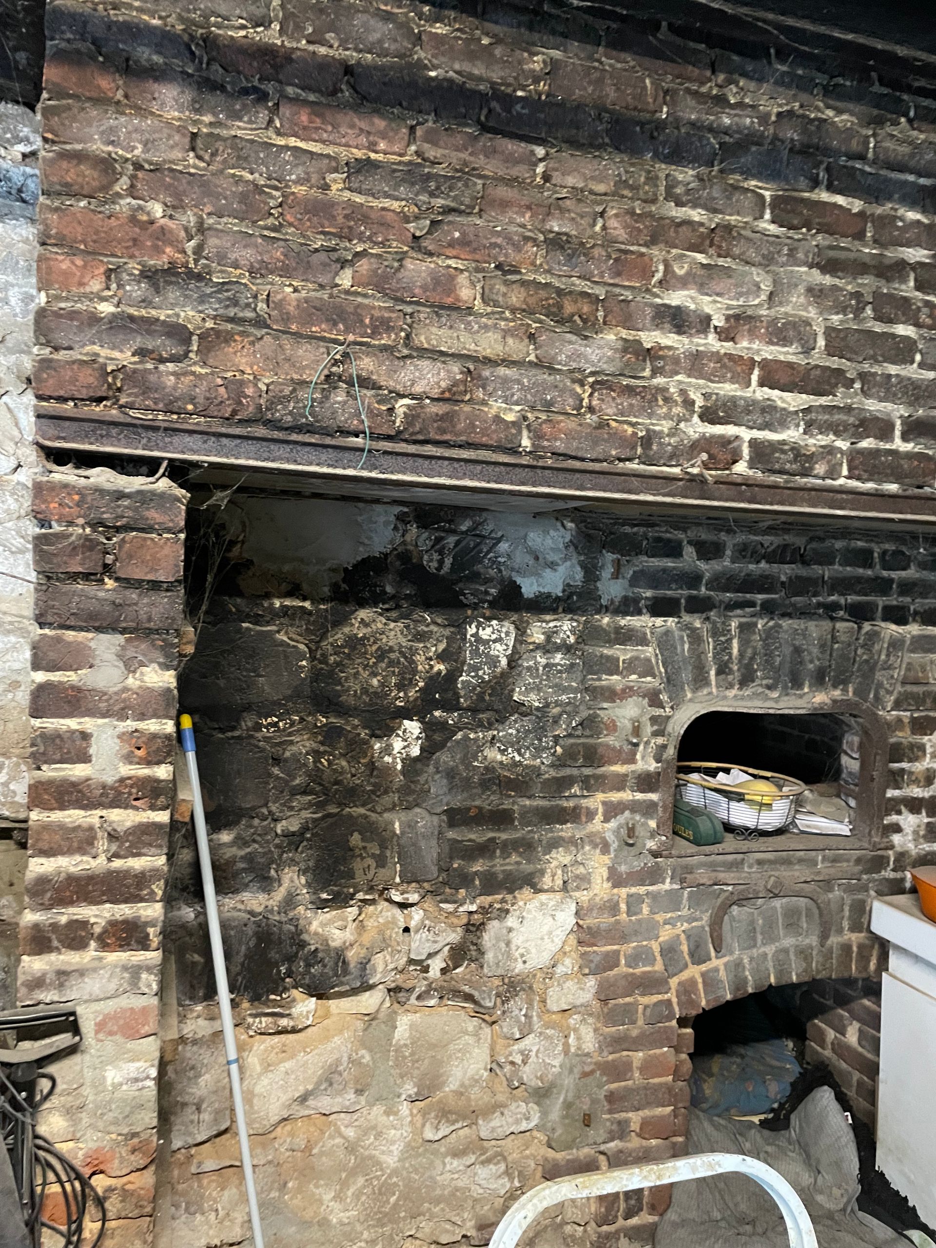 Cheminée en briques avec des traces de suie foncée.