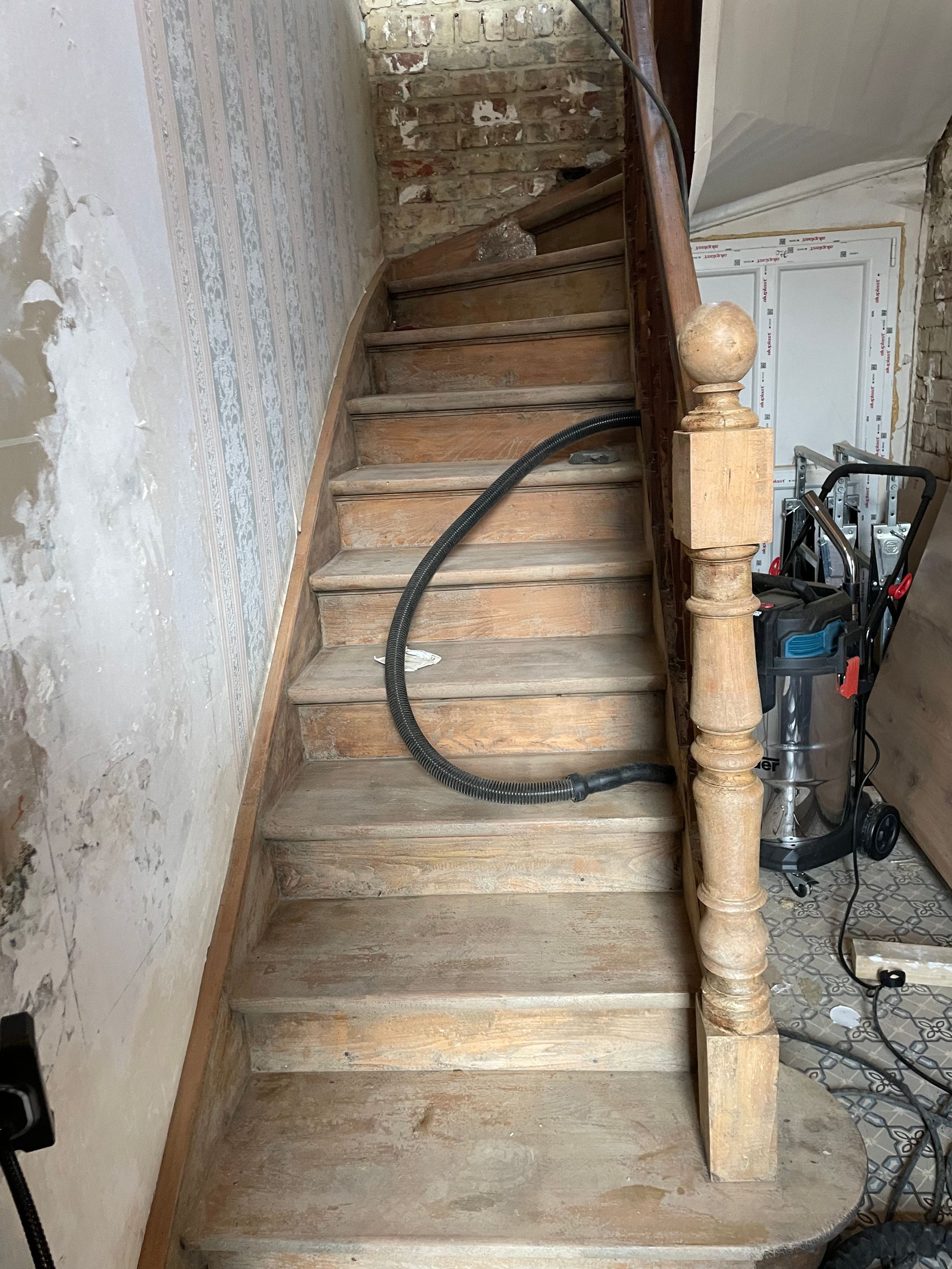 Escalier en bois dans une maison en rénovation.