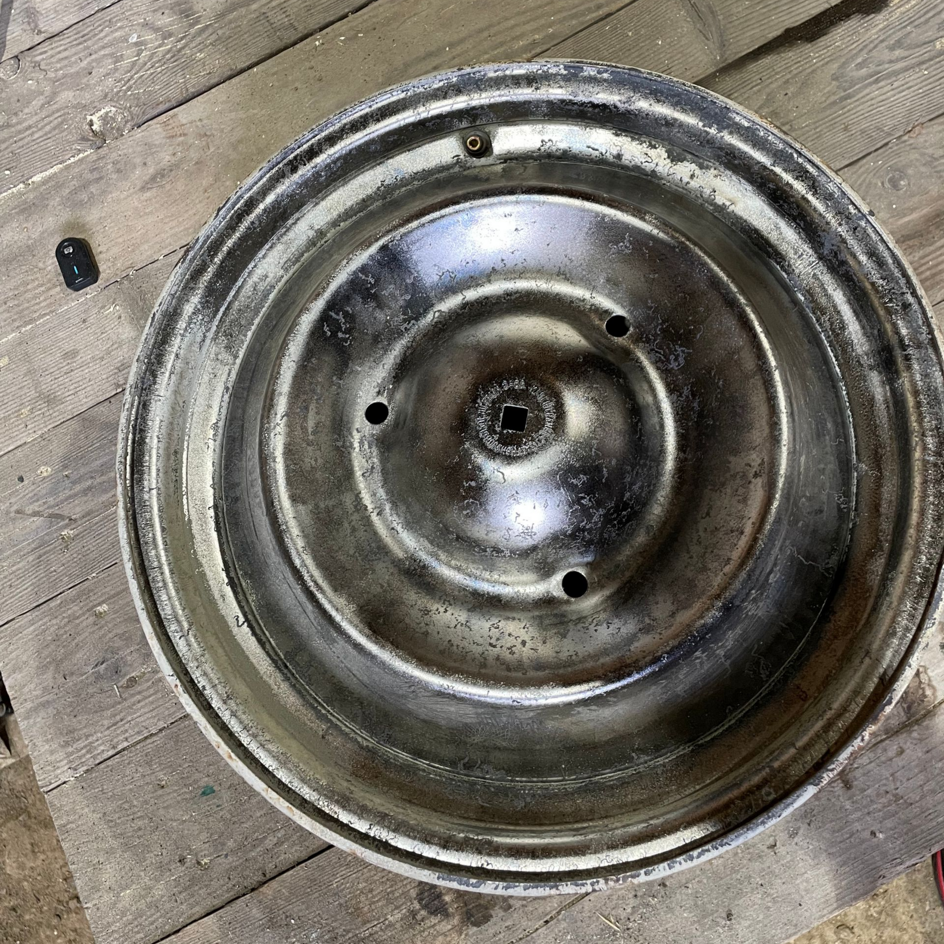 Jantes en métal après décapage au laser.