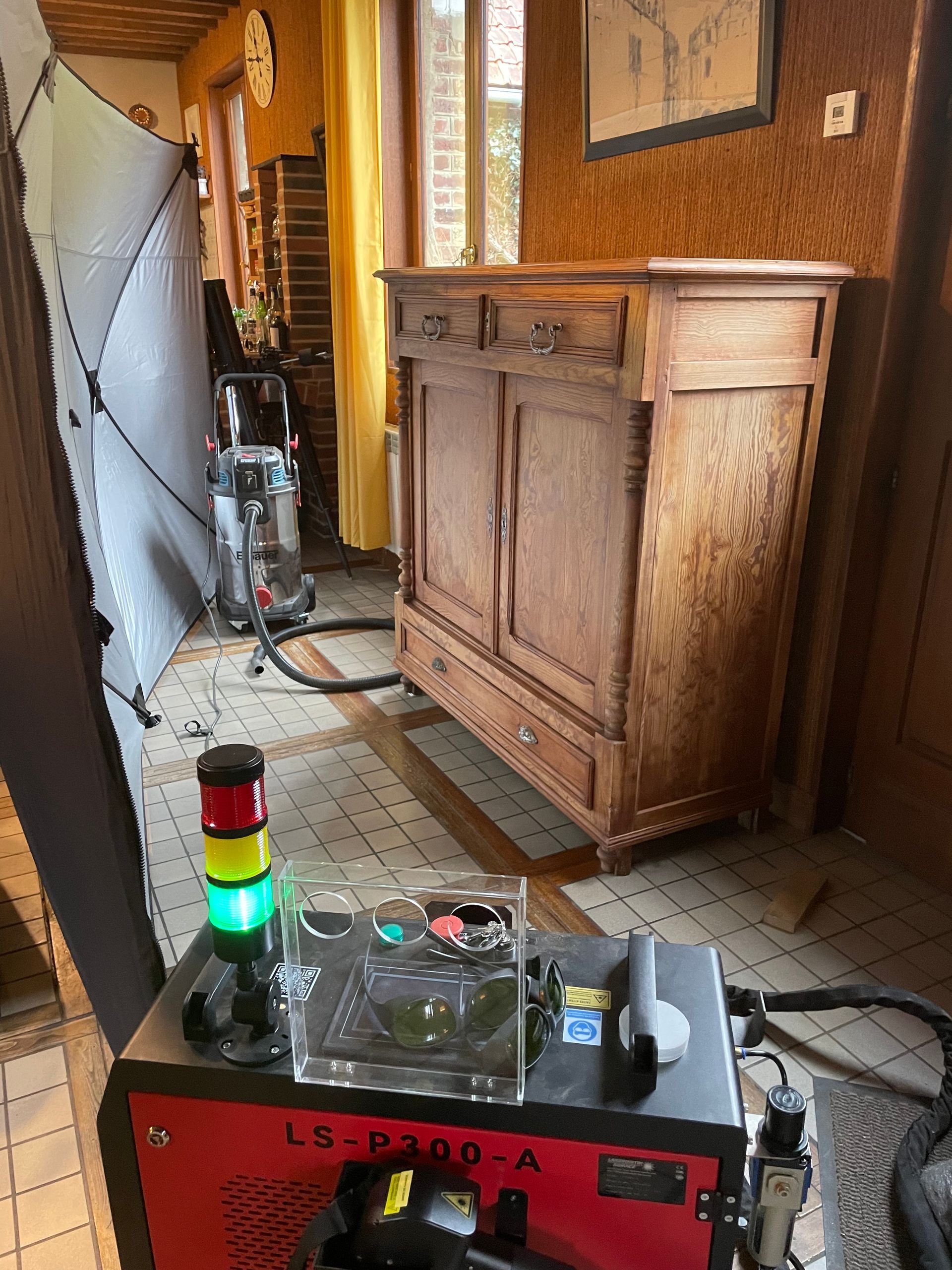 Une machine avec lumières, tuyau et armoire dans une pièce intérieure.