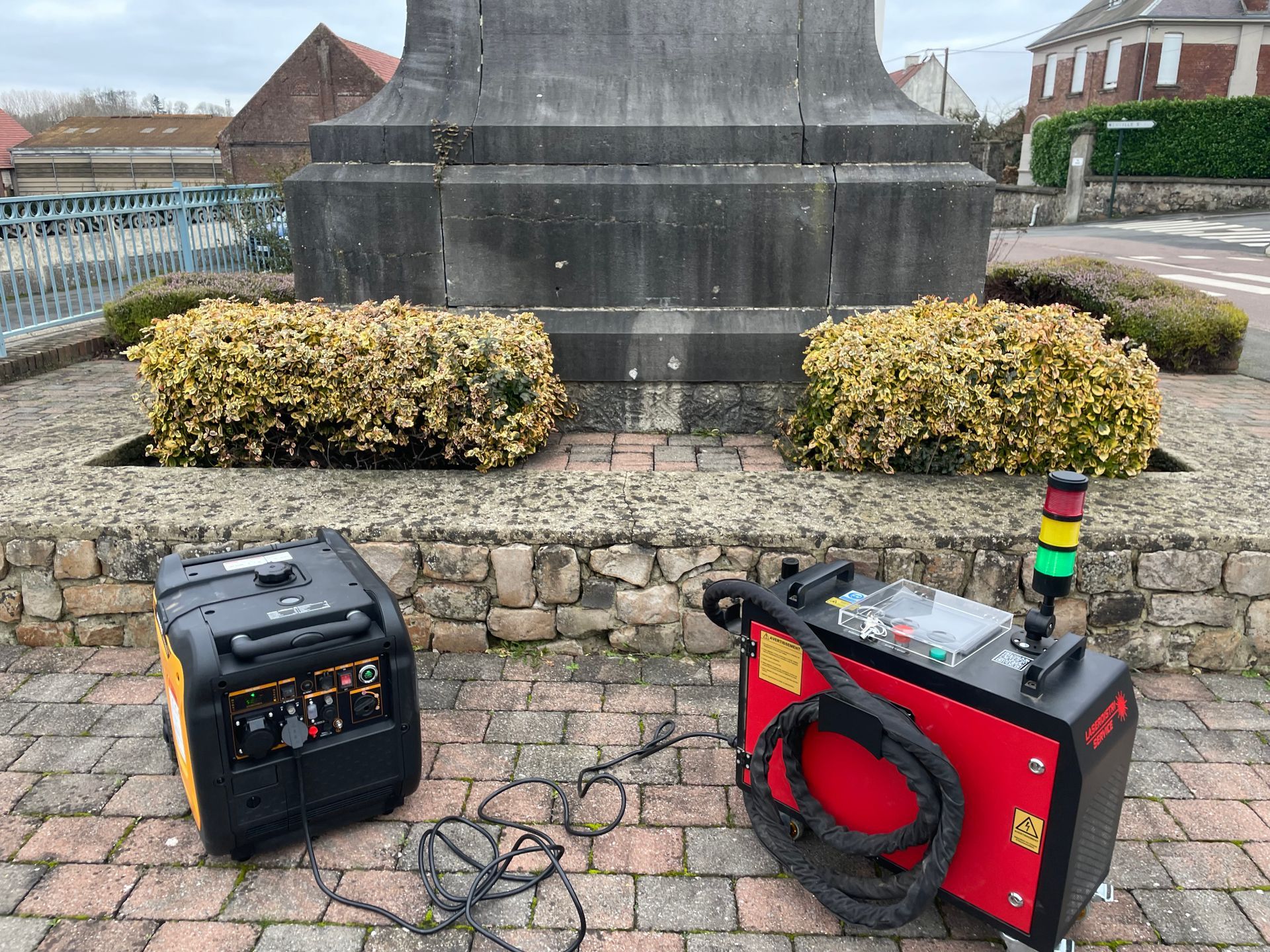 Le laser décapant installé devant un monument.