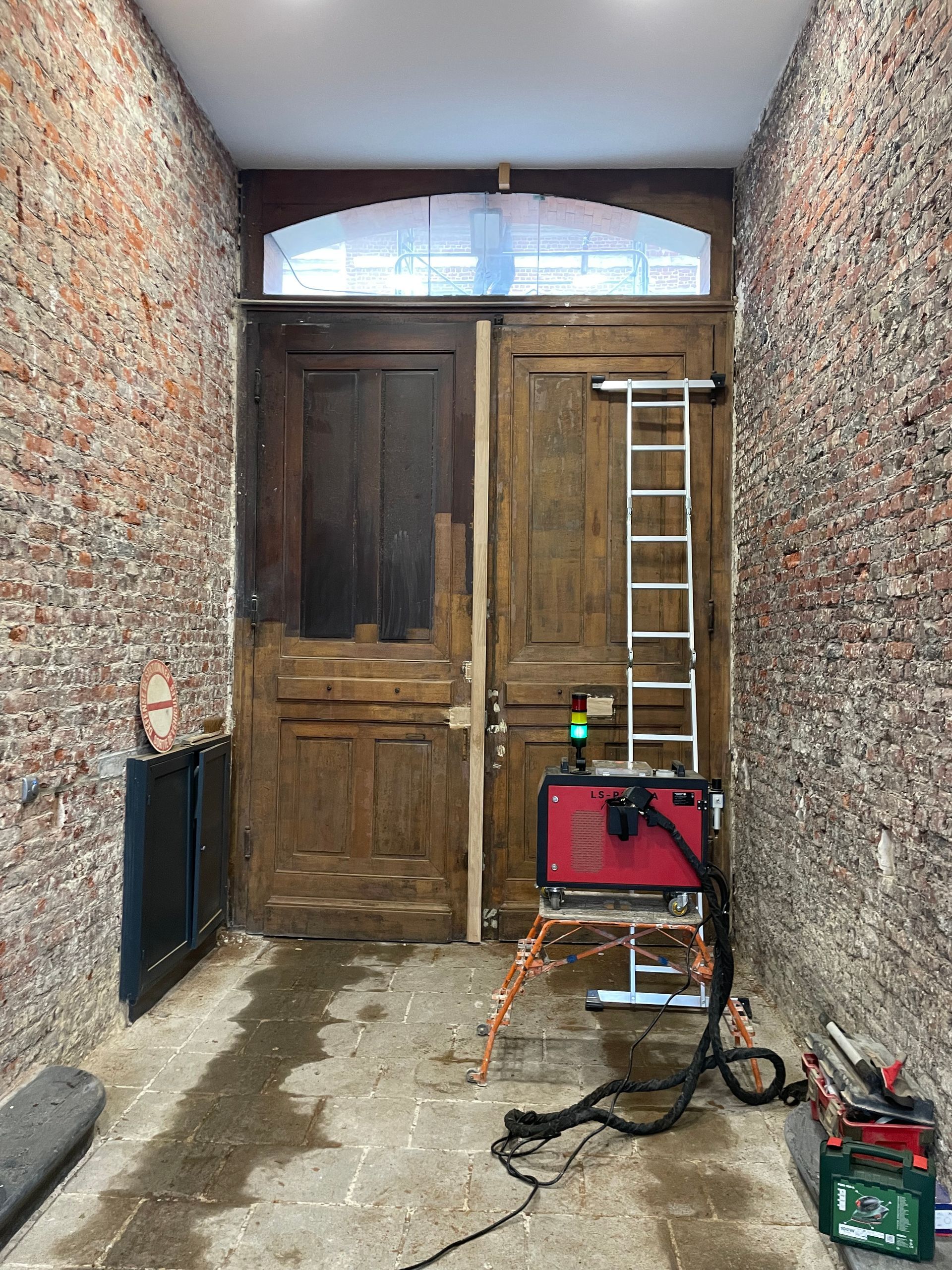 Une moitié de porte avec peinture et l'autre moitié dans sa couleur d'origine après décapage.