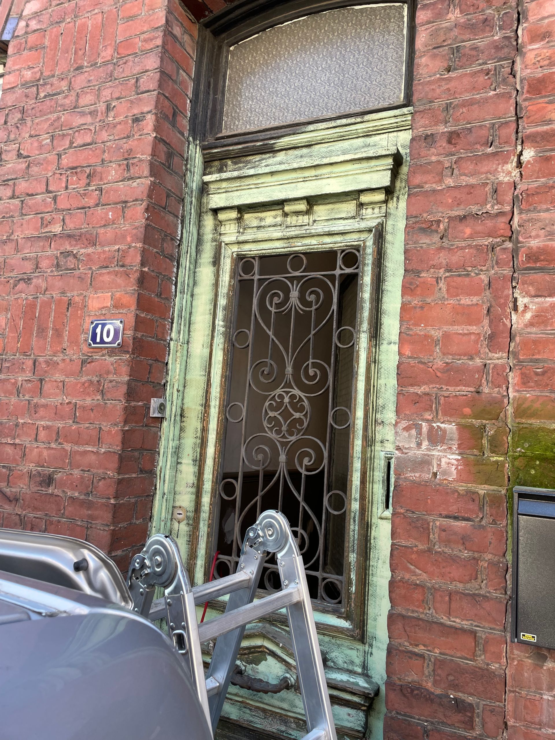 Une porte en fer oxydée.