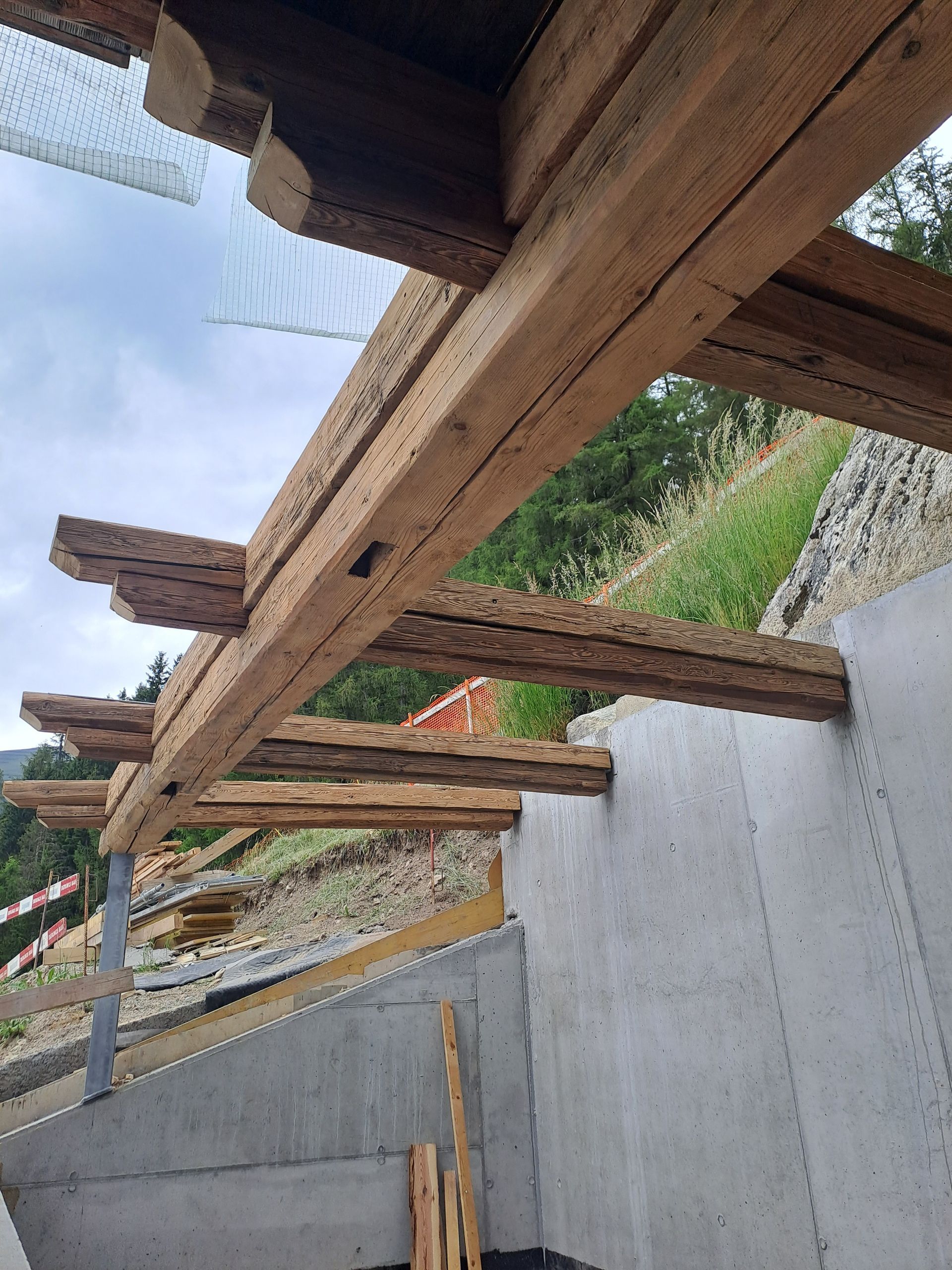 Ein Mann misst ein Stück Holz mit einem Bleistift.