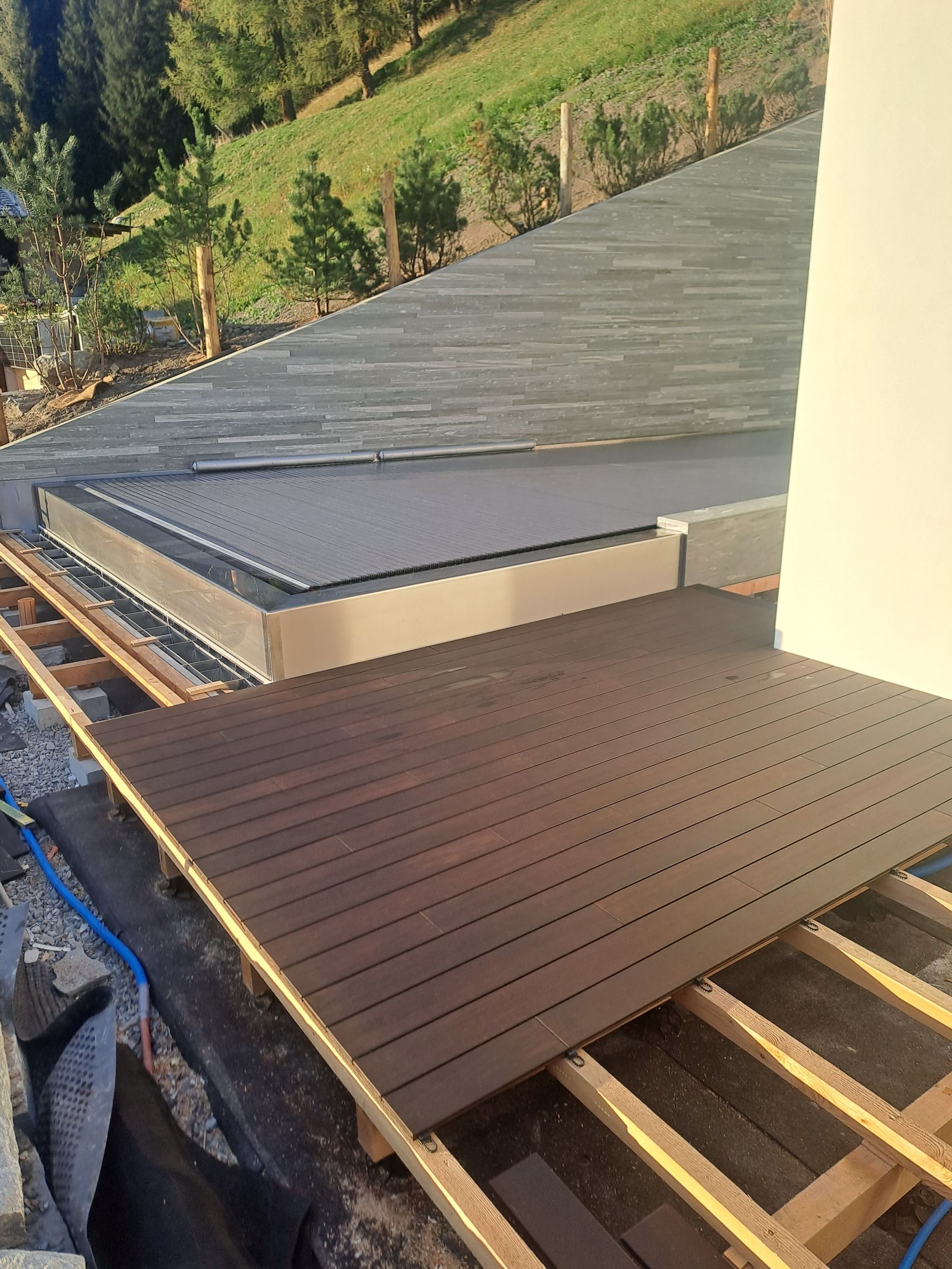 Ein Mann bearbeitet ein Stück Holz.