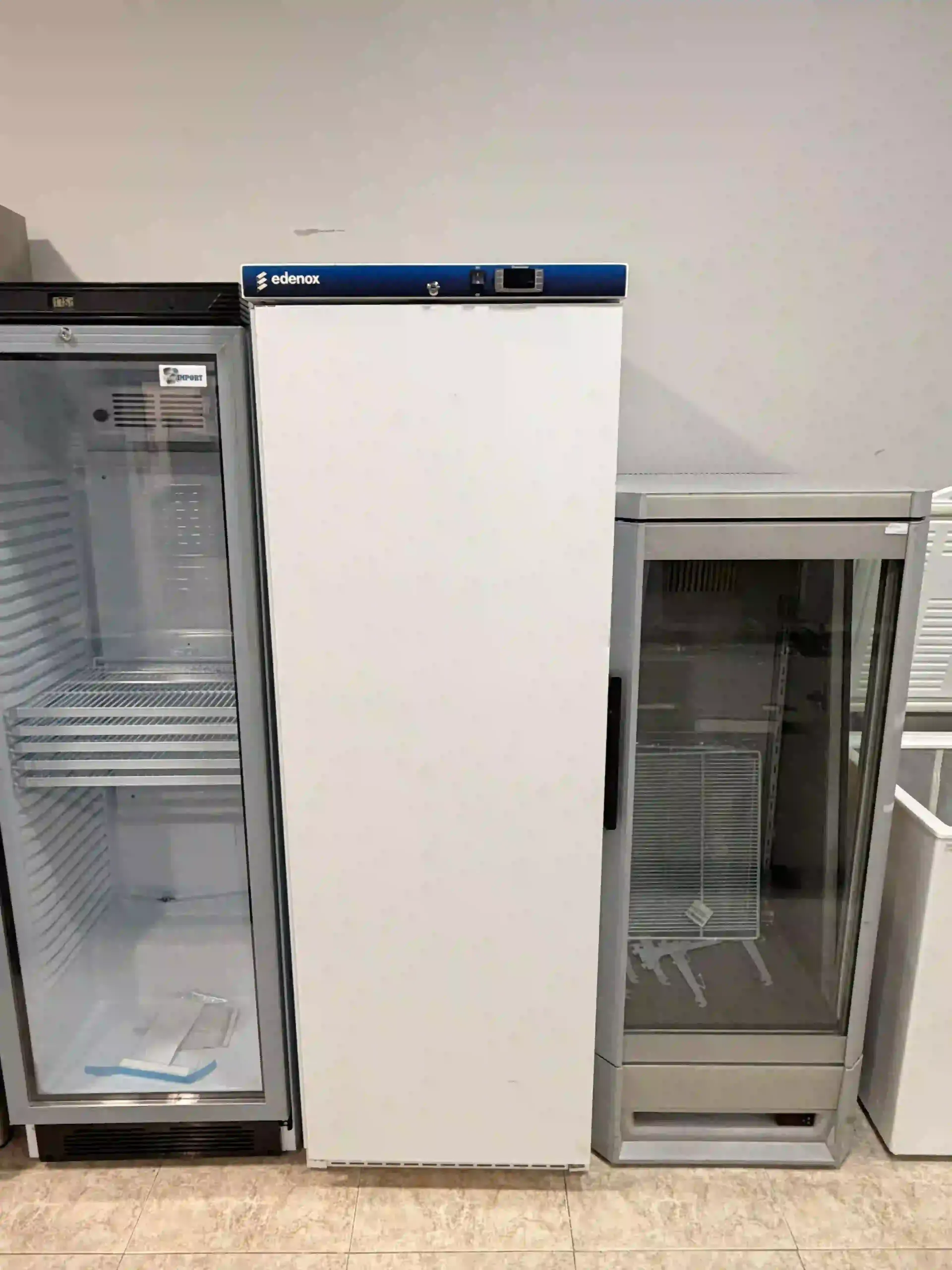 Tres mini refrigeradores con puerta de vidrio