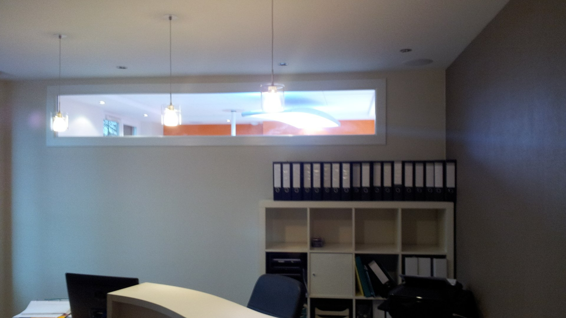 Mur avec fenêtre longue