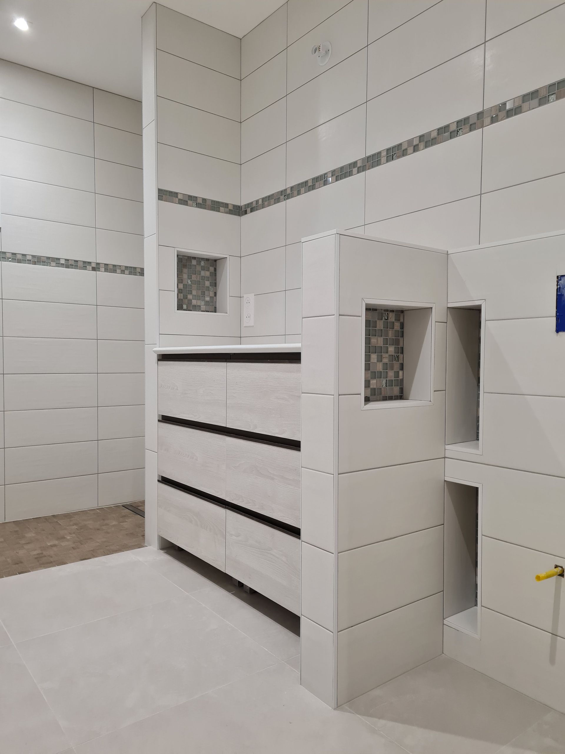 Rénovation d'une salle de bains blanche