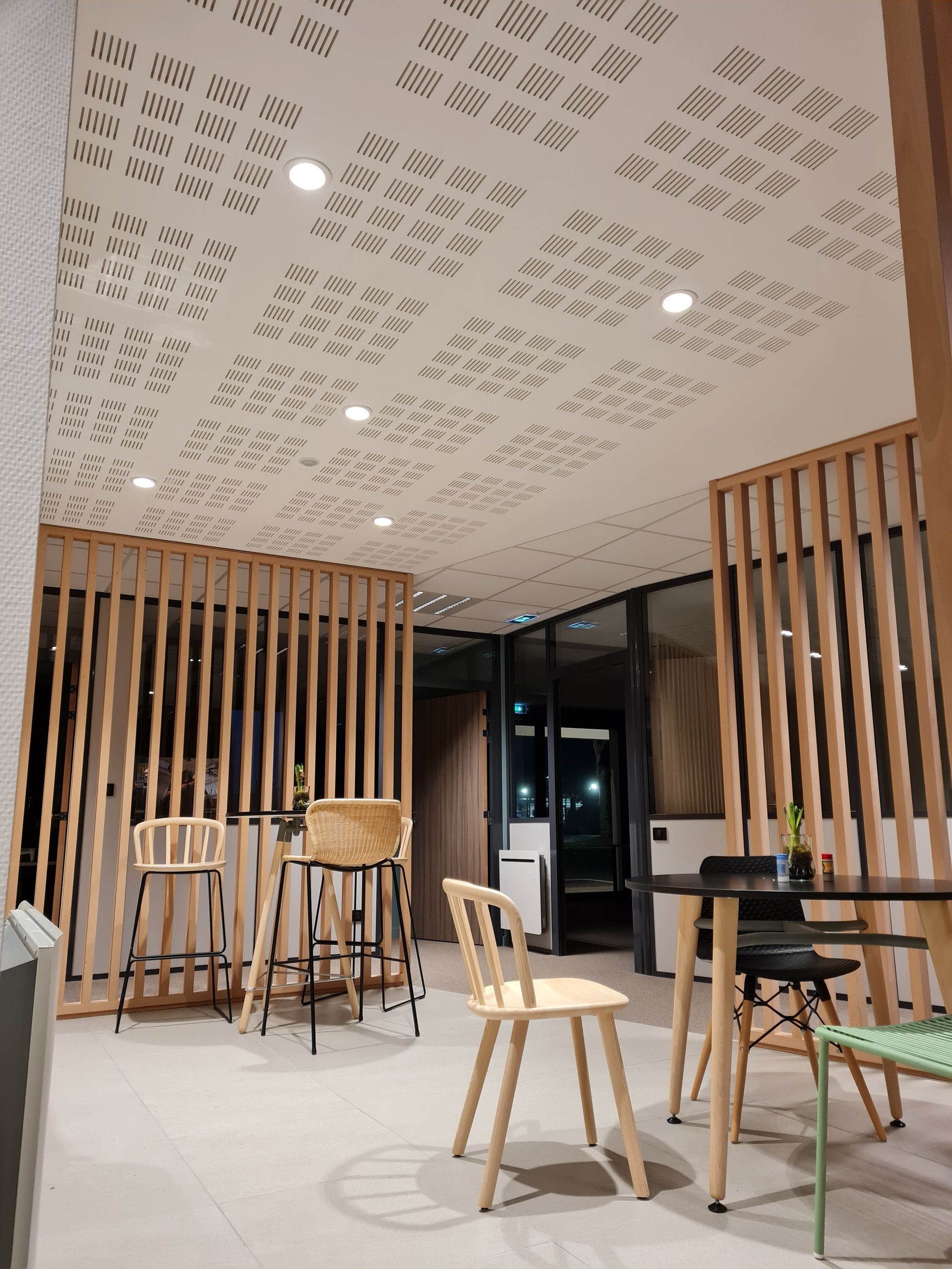 Pose de semi-cloisons en bois