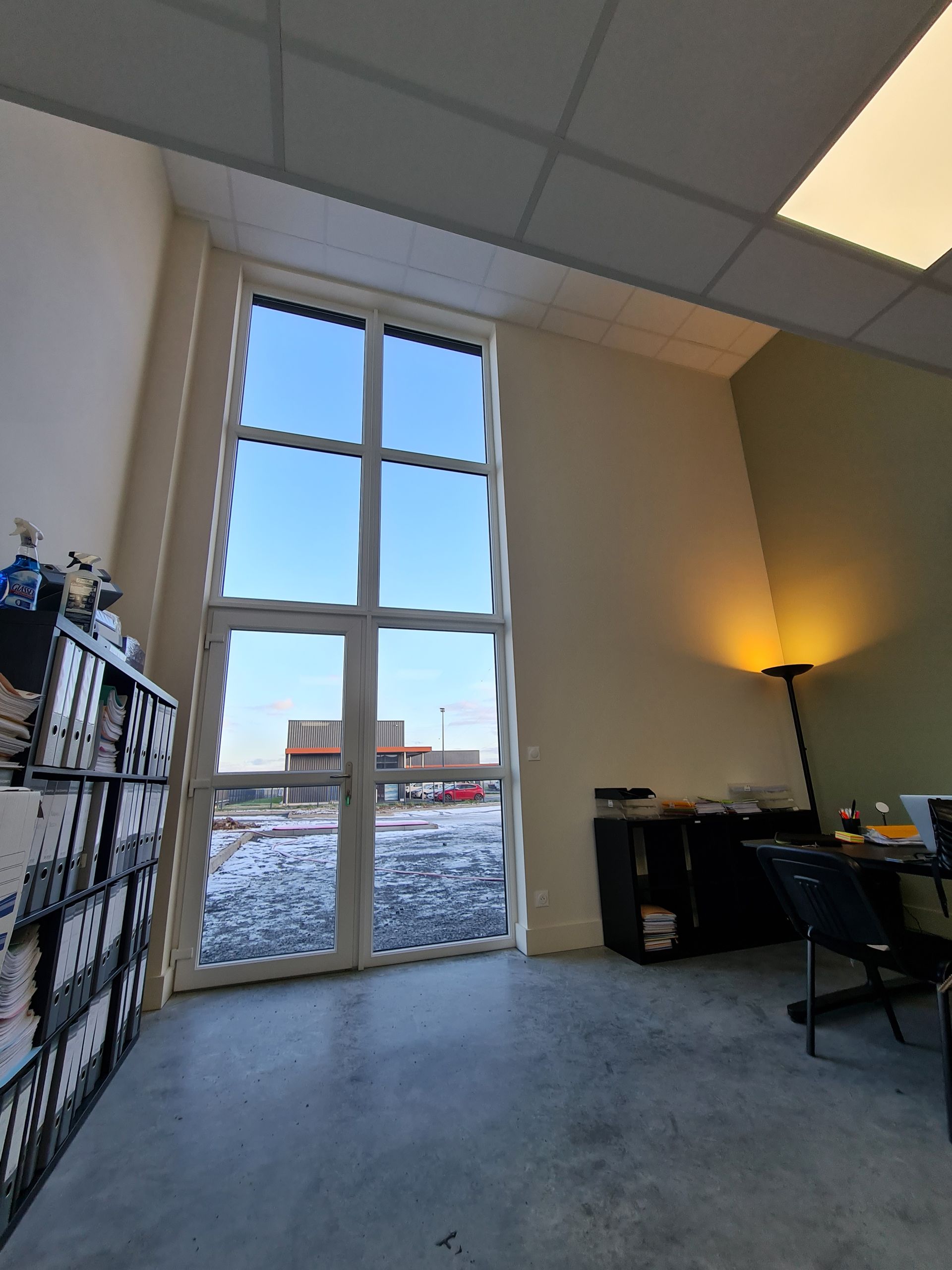 Grande vitre dans un bureau