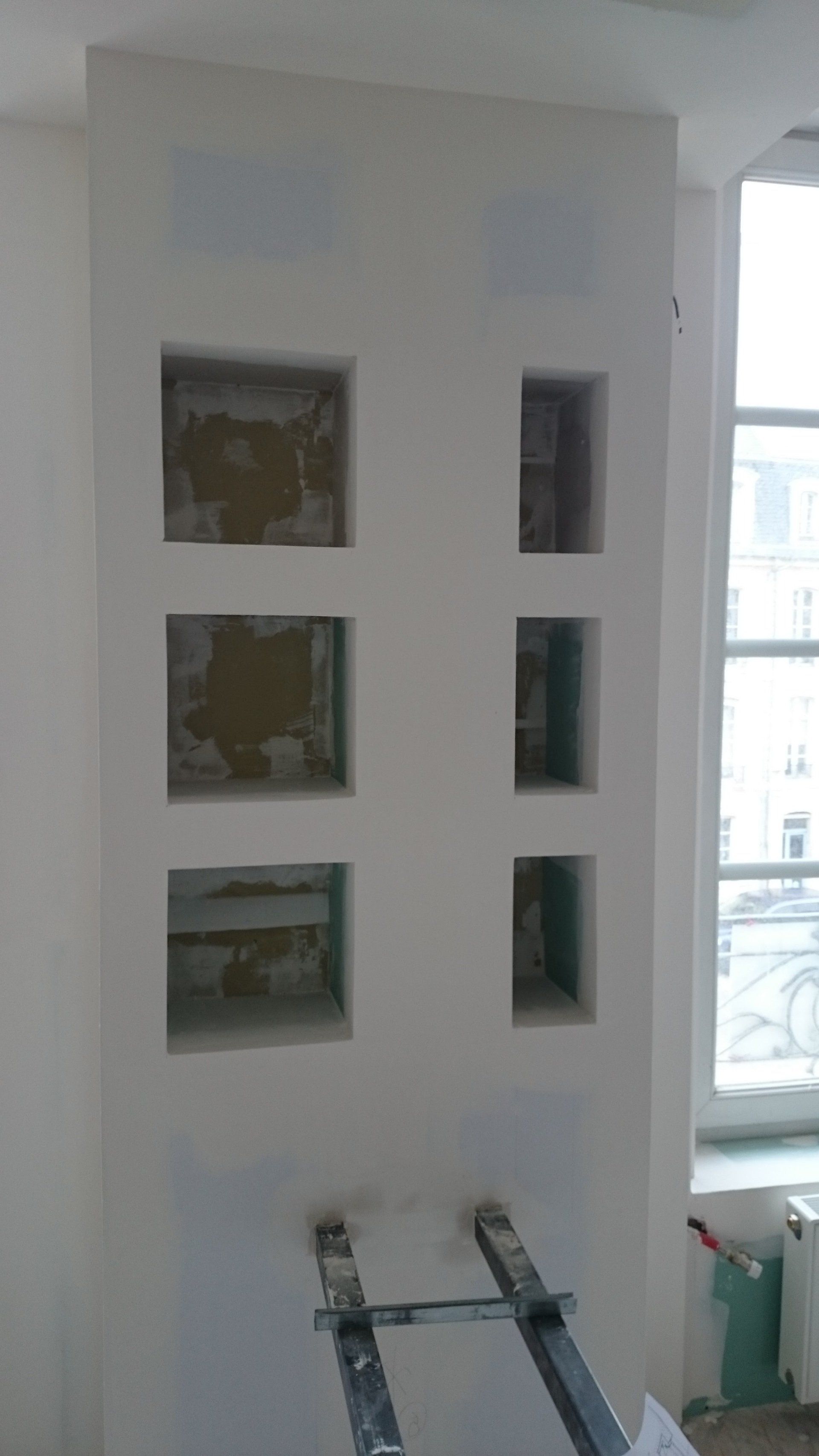 Cloison avec vitrages verticaux