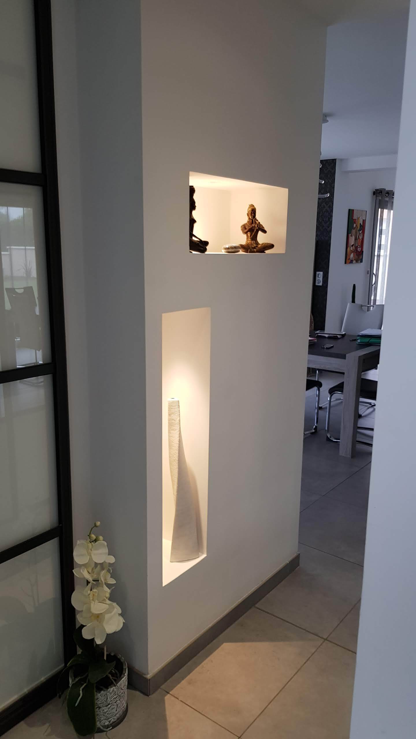 Cloison avec trous décoratifs