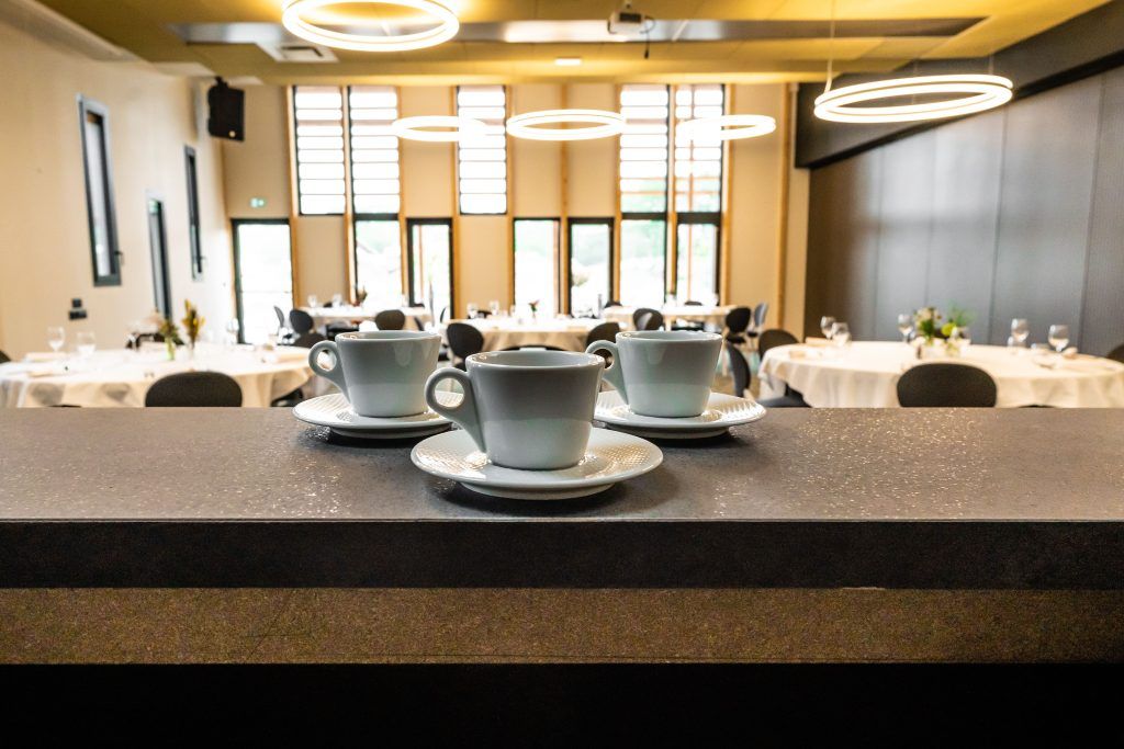 Tasses de café sur un bar