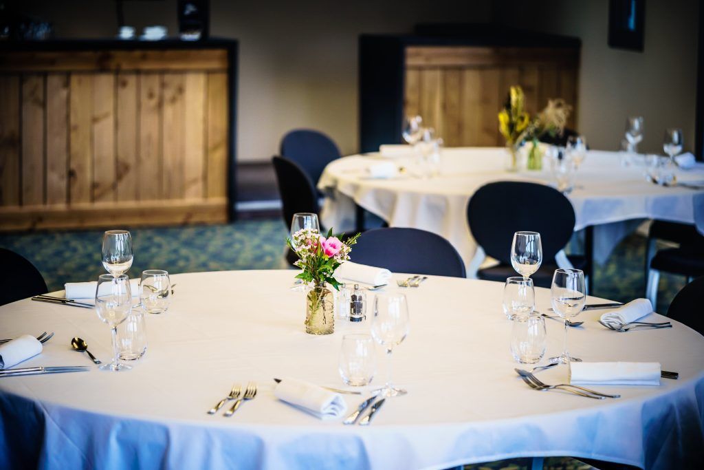 Table de restaurant avec des couverts