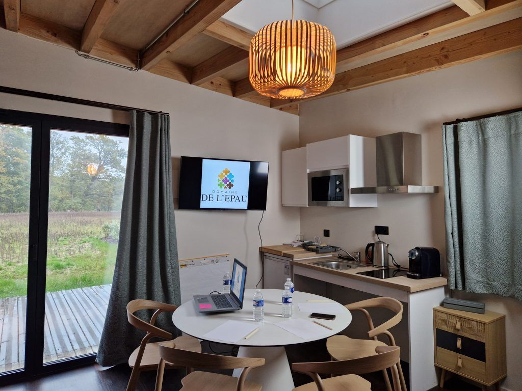 Intérieur Eco-lodge avec ordinateur et TV