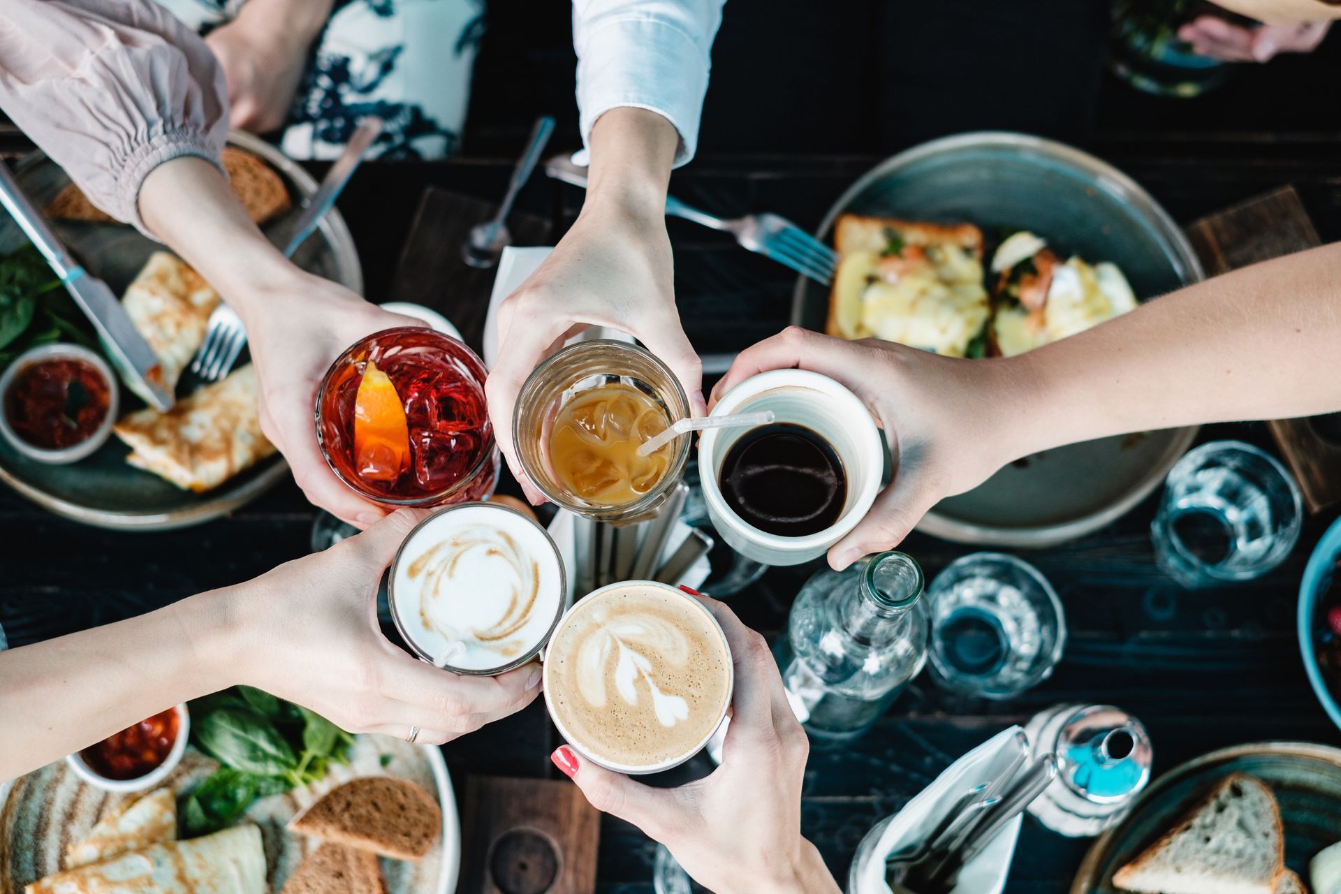 Plusieurs verres avec un jus d'orange et trois cafés
