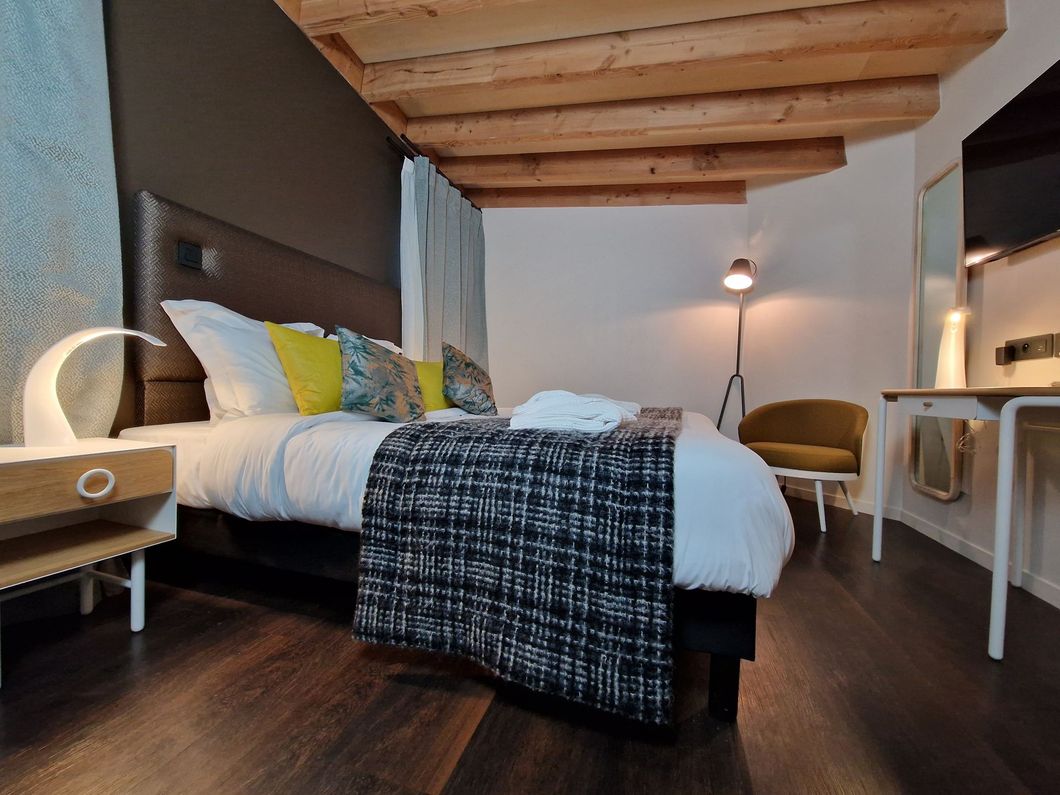 Chambre avec plafond en bois