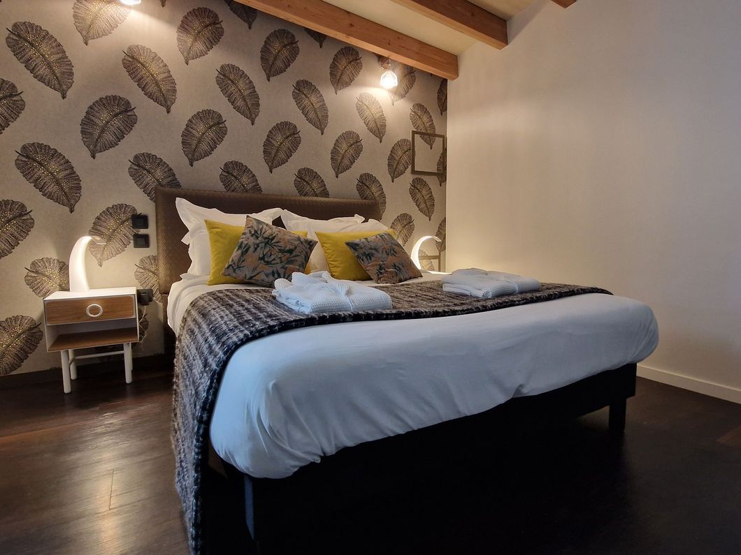 Chambre avec papier peint en forme de plume