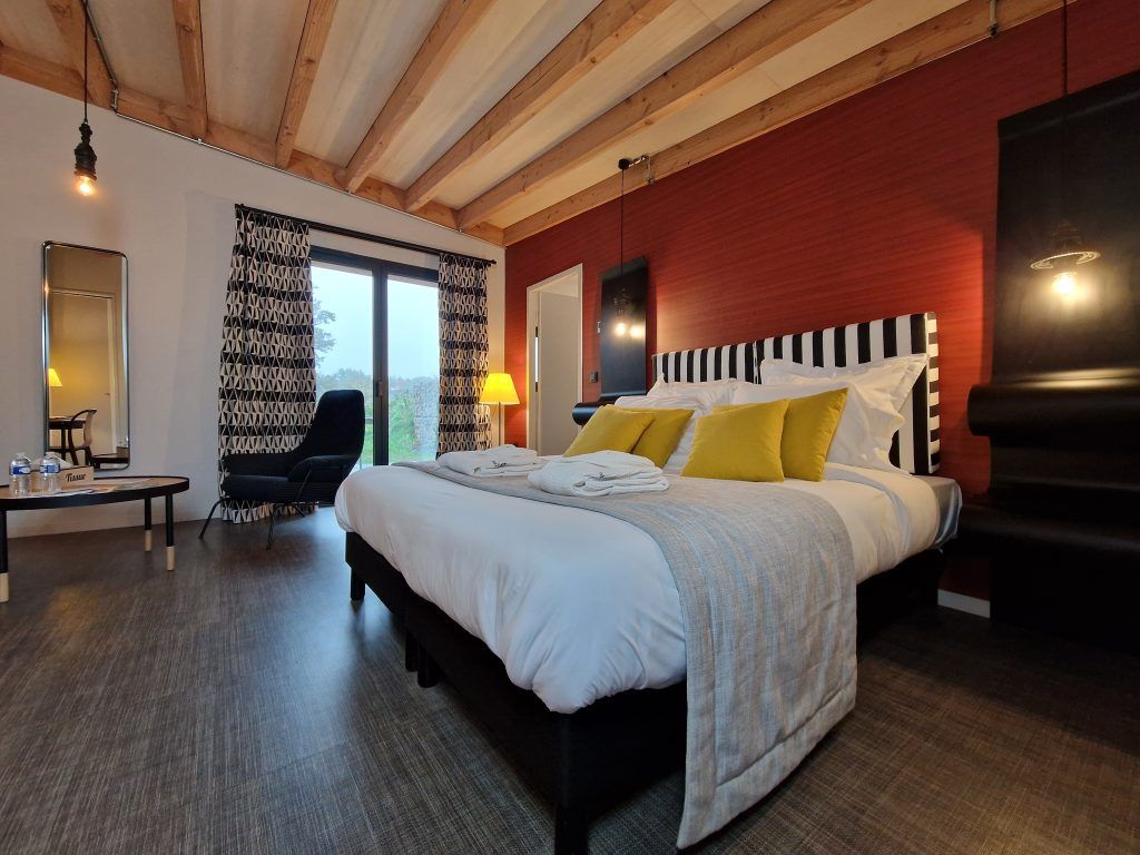 Chambre avec des coussins jaune sur le lit